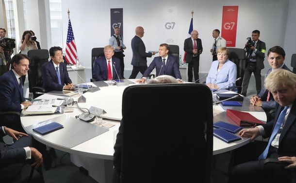 写真・図版 : Ｇ7サミットのセッションに臨む（左から）イタリアのコンテ首相、安倍晋三首相、トランプ米大統領、フランスのマクロン大統領、ドイツのメルケル首相、カナダのトルドー首相、英国のジョンソン首相＝2019年8月26日、フランス・ビアリッツ