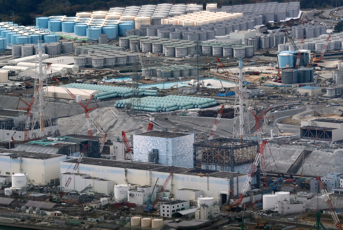 写真・図版 : 福島第一原発の敷地にならぶ貯水タンク＝2016年11月10日