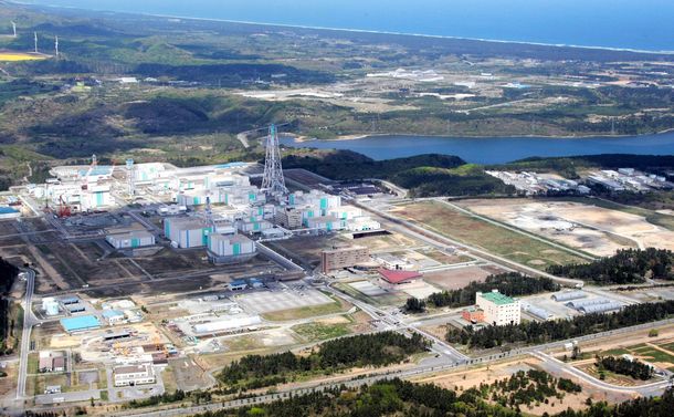 写真・図版 : 日本原燃の核燃料再処理工場（中央左手）。周辺にはウラン濃縮工場や低レベル放射性廃棄物埋設センターなど関連施設が立ち並ぶ＝青森県六ケ所村、2008年5月11日