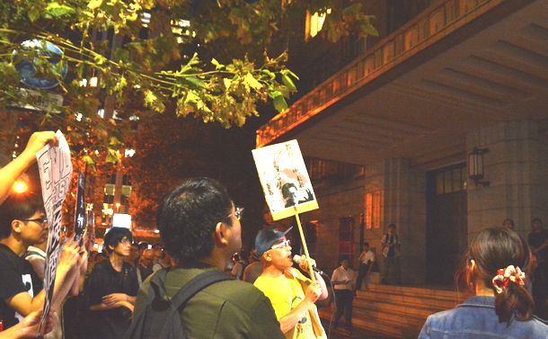 写真・図版 : 文化庁前で不交付決定に抗議する人たち＝2019年9月30日、東京・霞が関