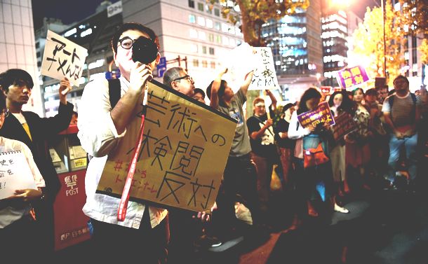 写真・図版 : 文化庁の前で、「表現の自由を守れ」「検閲反対」などと抗議する人たち＝2019年9月26日、東京都千代田区
