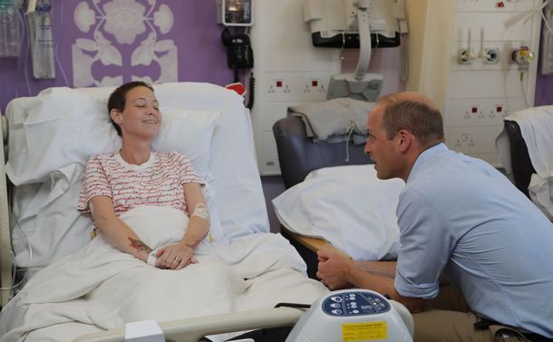 写真・図版 : マースデン病院で患者に語りかけるウィリアム王子＝AP