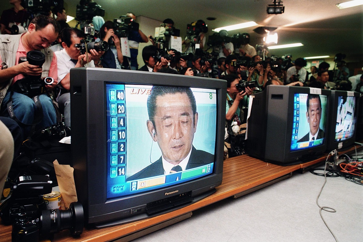 写真・図版 : 1998年7月12日投開票の参院選で自民党は改選議席61を大きく下回る45議席で惨敗。橋本首相は退陣する