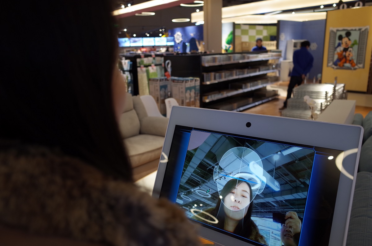 写真・図版 : 中国では顔認証技術を使って手ぶらで買い物ができるシステムも実用化されている＝2018年2月1日、中国・上海市