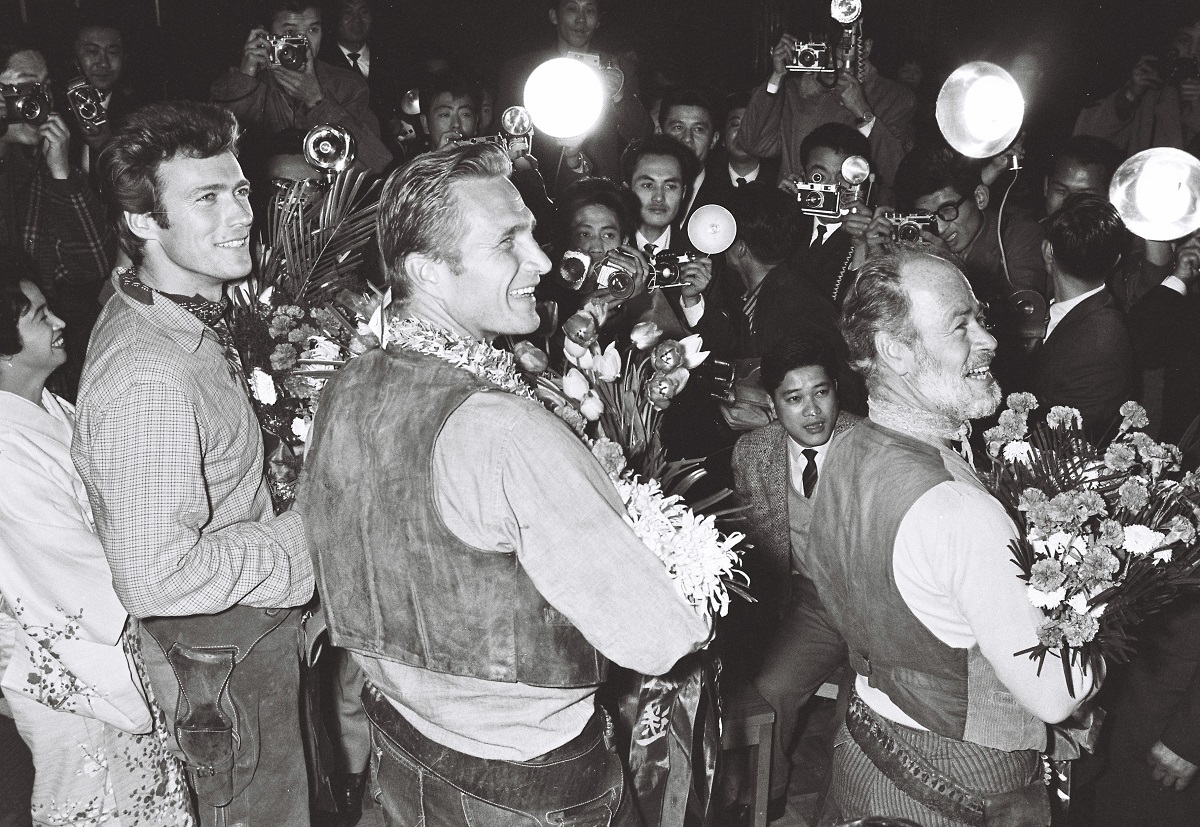 写真・図版 : 人気のテレビ番組「ローハイド」に出演していたころ、来日したクリント・イーストウッド(左)と共演したエリック・フレミング(中央)、ポール・ブラインガー(右)=1962年2月