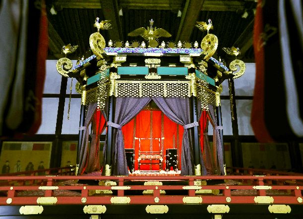 写真・図版 : 新天皇が即位の際に上る「高御座（たかみくら）」＝2018年4月17日、京都市上京区の京都御所  

