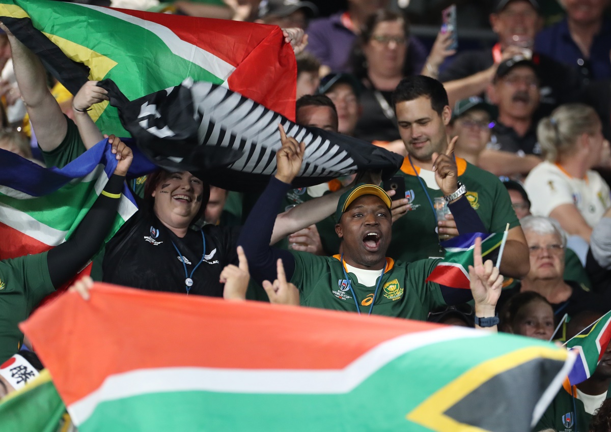 写真・図版 : 試合前から一緒に盛り上がる南アフリカとニュージーランドの応援＝2019年9月21日、横浜国際総合競技場、西畑志朗撮影
