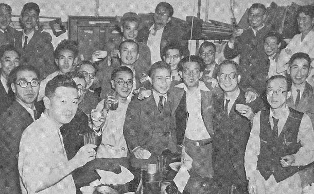 写真・図版 : 1945年10月に撮影された〈〝新しい朝日〟を祝ってショウチュウの乾杯〉の写真。朝日新聞社内報「朝日人」の67年（昭和42）10月号に掲載された