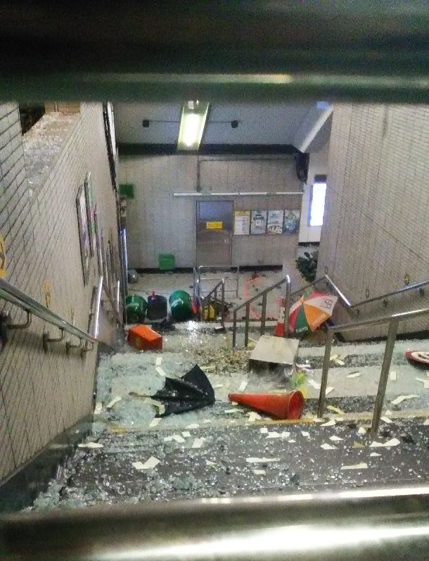 写真・図版 : デモ隊の襲撃を受けてシャッターがおろされた地下鉄の入り口＝2019年9月29日、香港島湾仔駅、筆者撮影
