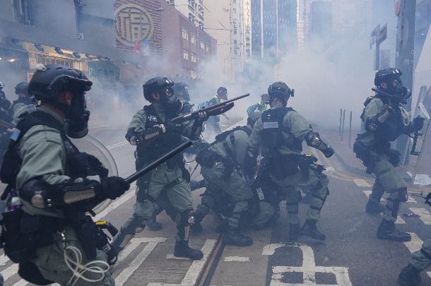 写真・図版 : 香港島のデモに参加した人たちを拘束する警察＝2019年10月1日、香港、竹花徹朗撮影