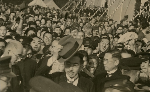 写真・図版 : 「日本国憲法公布祝賀都民大会」に出席、熱狂する都民らに囲まれながら皇居に戻る昭和天皇＝1946年11月3日、東京・皇居前広場