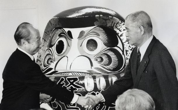 写真・図版 : 総裁選勝利後、宮沢喜一氏は竹下派事務所を訪れ、金丸信氏と握手した＝1991年10月27日、東京・平河町