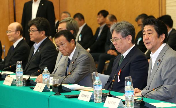 写真・図版 : 政府税制調査会であいさつする安倍晋三首相（右端）＝2016年9月9日、首相官邸