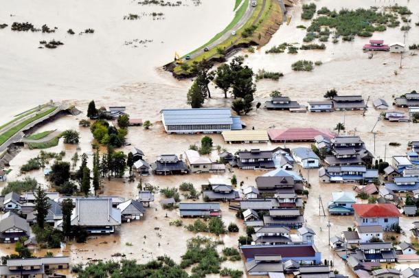 写真・図版 : 台風19号で千曲川の堤防が決壊し、浸水した長野市の集落（右）=10月13日午前。朝日新聞社ヘリから