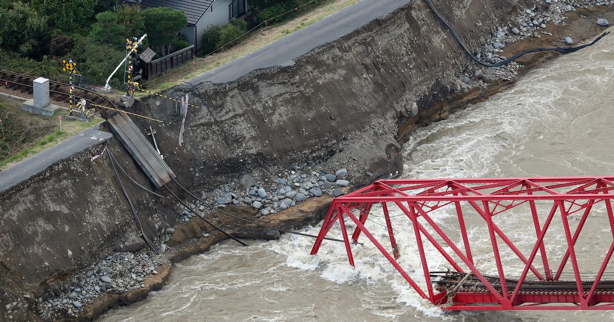 写真・図版 : 千曲川に架かる上田電鉄の鉄橋が崩落した現場=10月15日、長野県上田市。朝日新聞社ヘリから