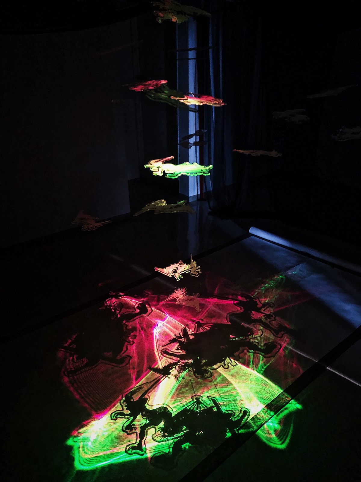 写真・図版 : 現代芸術家の梁亜旋さんが百鬼夜行図に触発されて創作したインスタレーション作品「Ghostly」
