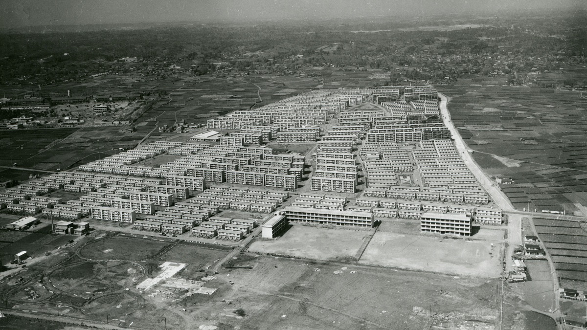 1967年 武蔵村山市大南5丁目の上空から、緑ケ丘に建設中の都営村山団地(中央)周辺