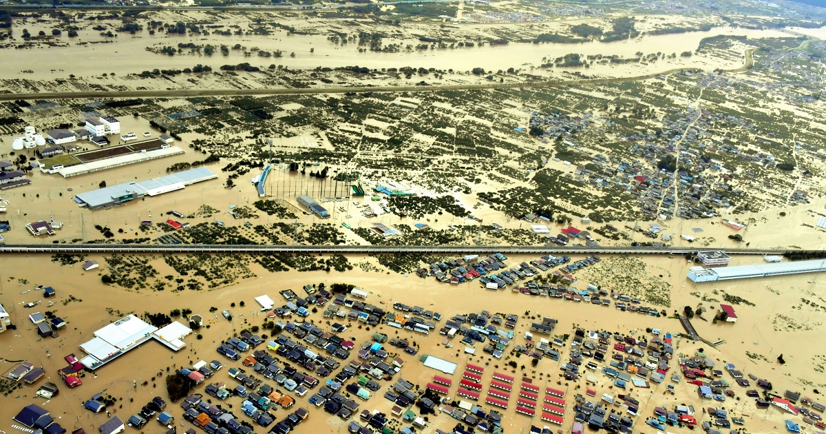 写真・図版 : 千曲川の堤防が決壊し、浸水した地域＝10月13日、長野市、朝日新聞社ヘリから、遠藤真梨撮影