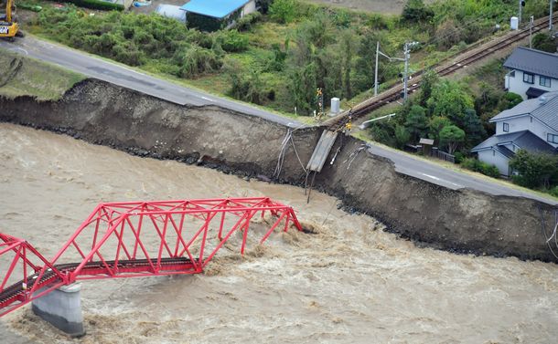 写真・図版 : 堤防が崩れ、上田電鉄の鉄橋が崩落した＝10月13日、長野県上田市、朝日新聞社ヘリから、遠藤真梨撮影