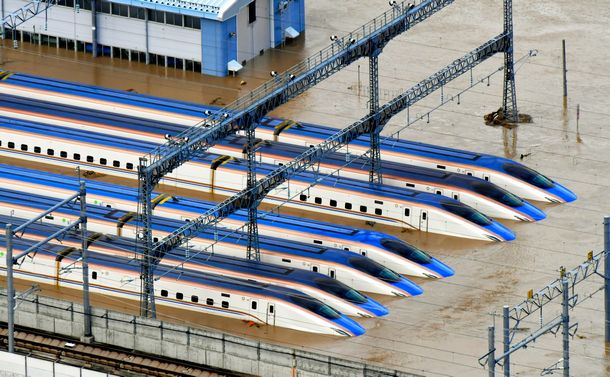 写真・図版 : 北陸新幹線の車両基地で水没した車両＝10月13日、長野市、朝日新聞社ヘリから、遠藤真梨撮影