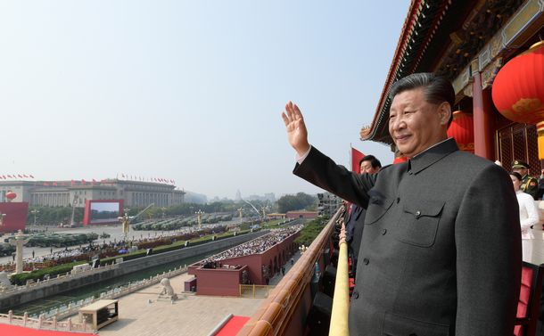 写真・図版 : 中国建国70周年の祝賀式典で天安門の楼上から手を振る習近平国家主席＝2019年10月1日、北京、新華社