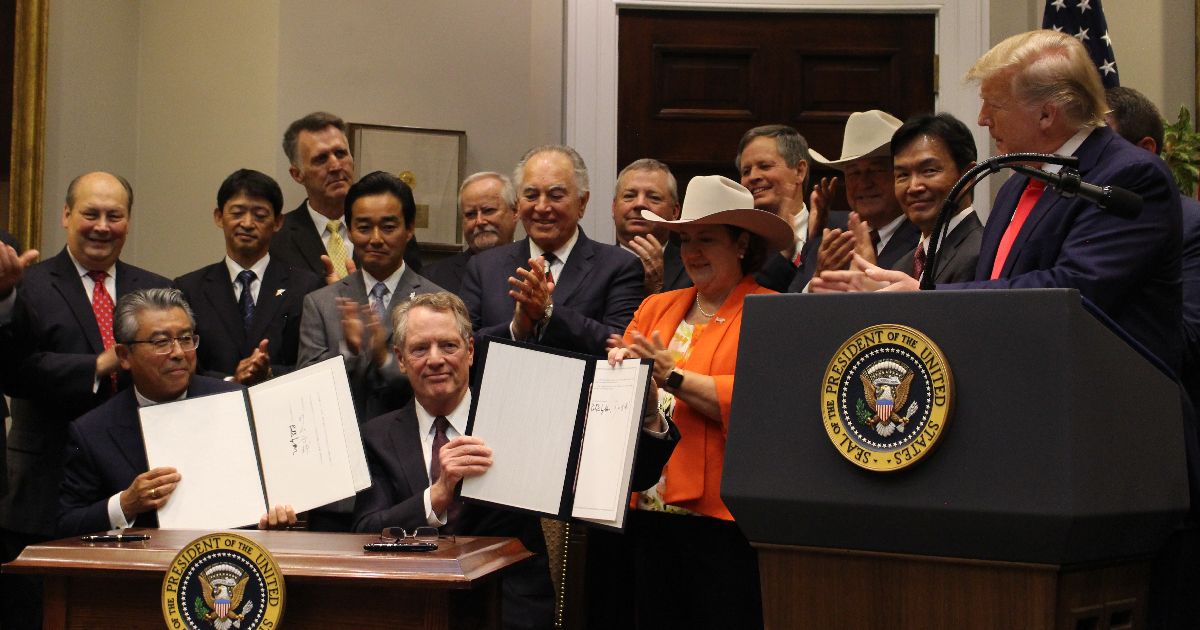 写真・図版 : 日米貿易協定の署名を終えた杉山晋輔駐米大使（前列左）とライトハイザー米通商代表（同中央）、それを見守るトランプ米大統領（同右）＝2019年10月7日、ワシントン