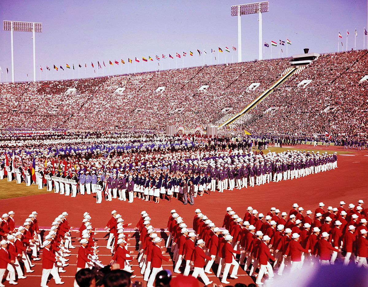 写真・図版 : 55年前、東京五輪開会式で入場行進する日本選手団＝1964年10月10日、国立競技場 