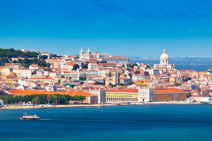 写真・図版 : ポルトガル・リスボンの街（ INTERPIXELS/Shutterstock.com）