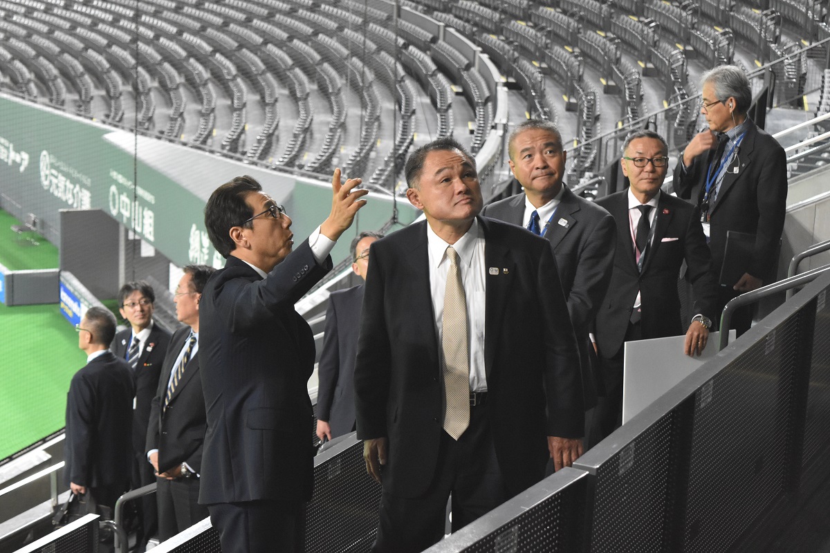 写真・図版 : 札幌ドームを視察するJOCの山下泰裕会長。この時点では、サッカーの試合会場としての視察だった＝2019年10月1日
