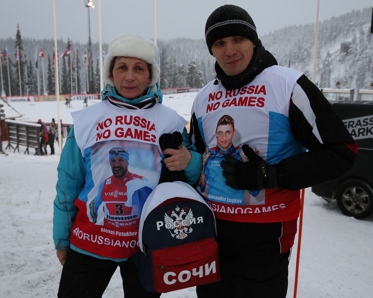 写真・図版 : ロシアは国ぐるみのドーピング疑惑で2016年のリオ大会ではロシア選手団が出場停止となった。ソチ五輪を前に「ロシアがいない五輪なんて」と書かれたビブスを着てアピールするロシア人ファン＝2017年11月24日、フィンランド・ルカ