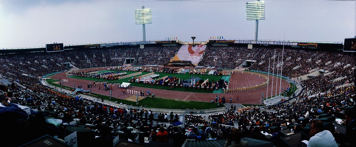 写真・図版 : モスクワ・オリンピック開会式。参加81カ国のうち、7カ国が選手団の入場行進をボイコット、3カ国は旗手1人だけが行進した＝1980年7月19日
