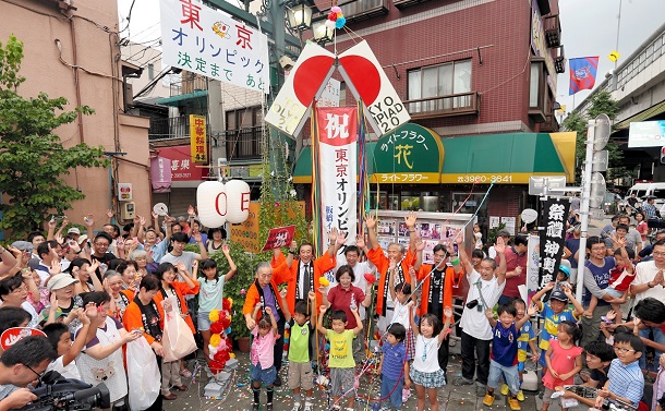 写真・図版 : オリンピックの東京招致が決定、くす玉を割り万歳三唱する商店街の人々＝2013年9月8日、東京都板橋区