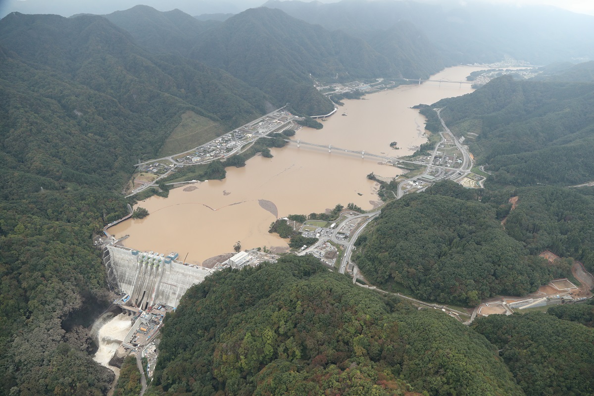 写真・図版 : 台風19号の大雨で水かさが増した八ツ場ダム＝2019年10月16日、群馬県長野原町