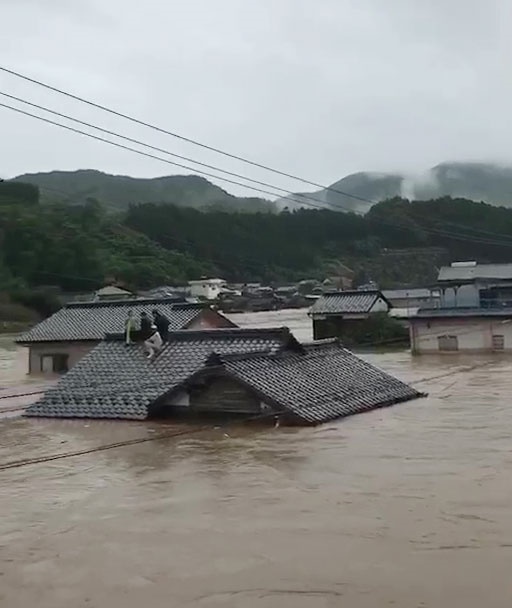 写真・図版 : 肱川が氾濫し、浸水した野村地区＝2018年7月7日朝、愛媛県西予市