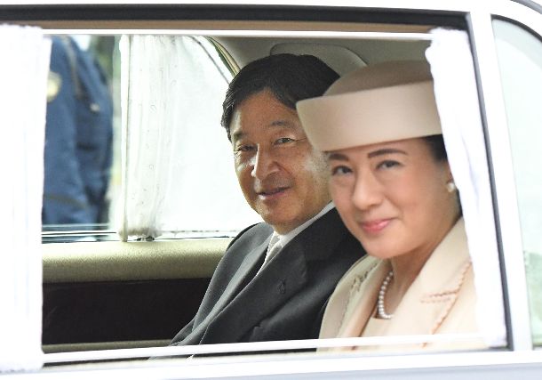 写真・図版 : 皇居に入る天皇、皇后両陛下＝2019年10月18日、皇居・半蔵門 