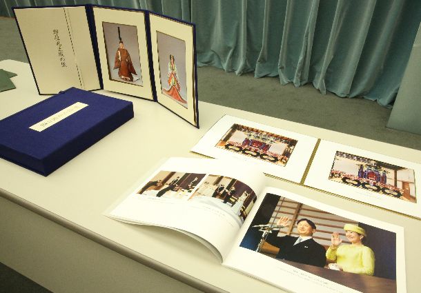 写真・図版 : 「即位礼正殿の儀」参列者に配られる記念品＝2019年10月18日、首相官邸