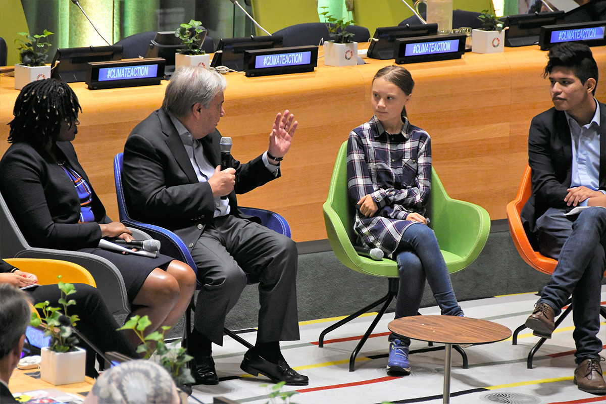 写真・図版 : 国連のグテーレス事務総長とグレタ・トゥンベリさん＝2019年9月21日、米ニューヨークの国連本部、藤原学思撮影