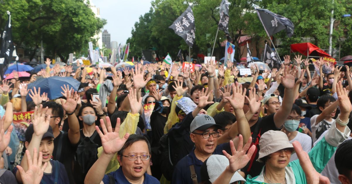 写真・図版 : 台湾の立法院（国会）前で開かれた香港支援を呼びかける集会＝2019年9月29日、台北