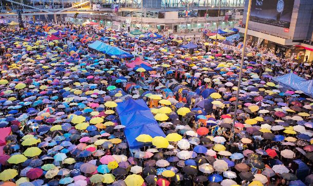写真・図版 : 雨傘運動。道路を埋め尽くし、雨傘を掲げる人たち＝2014年10月28日、香港
