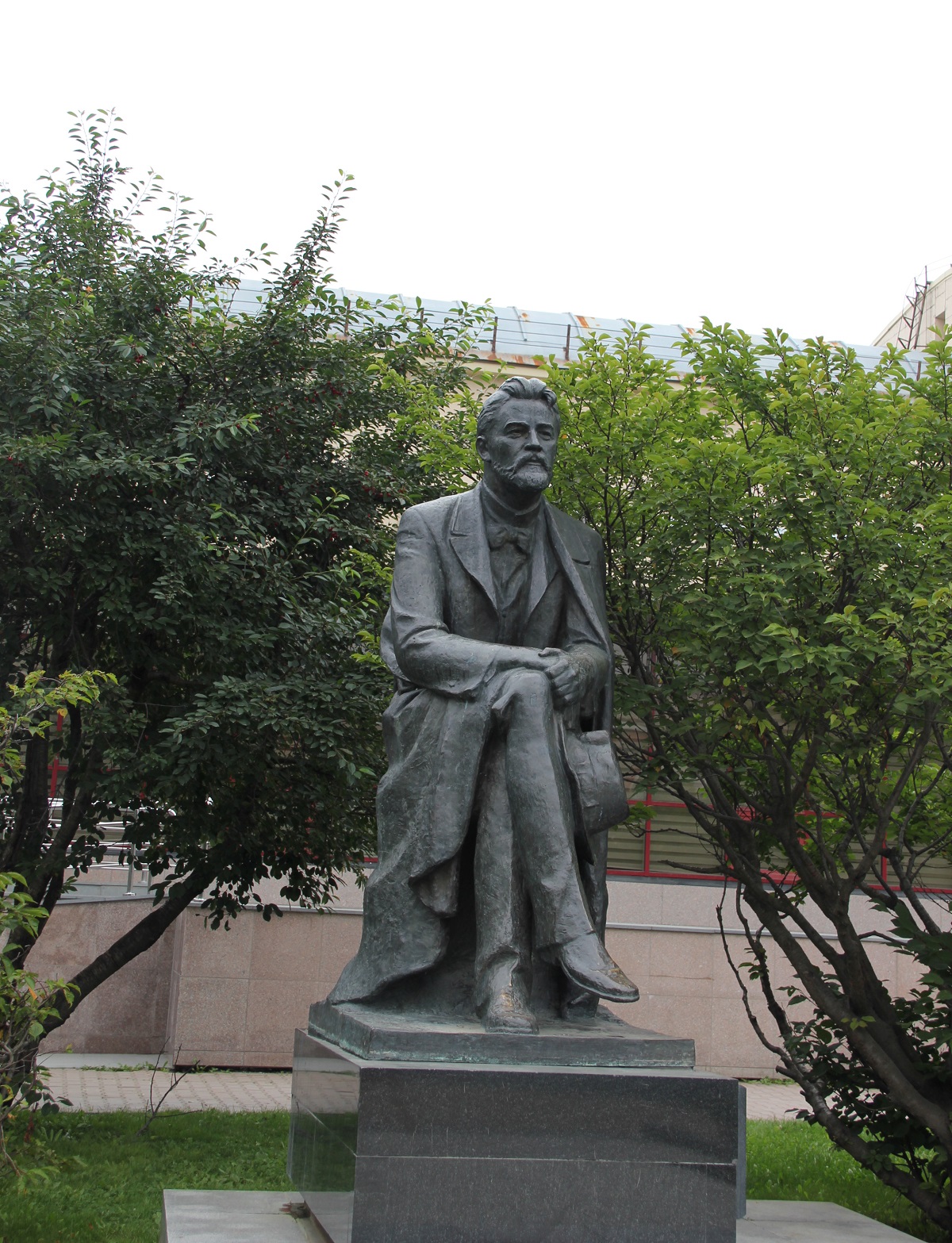 写真・図版 : 「サハリン州立美術館」前にあるチェーホフの銅像=撮影・筆者