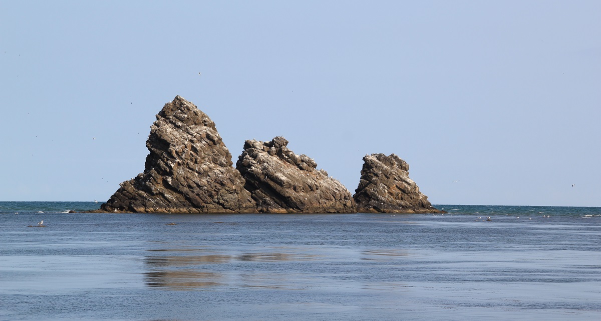 写真・図版 : アレクサンドロフスク・サハリンスキーの「三兄弟」岩=撮影・筆者