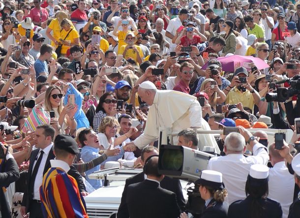 写真・図版 : バチカン・サンピエトロ広場での一般謁見で挨拶する教皇＝2019年6月5日、カトリック東京教区提供
