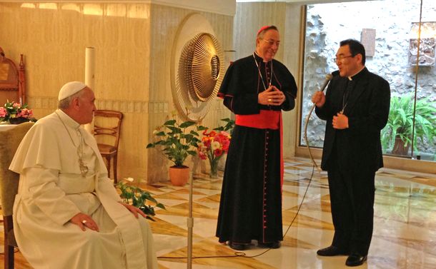 写真・図版 : バチカンのサンタマルタ館聖堂で、教皇訪日を初めて要請する。中央はホンジュラスのマラディアガ枢機卿、2013年5月16日
