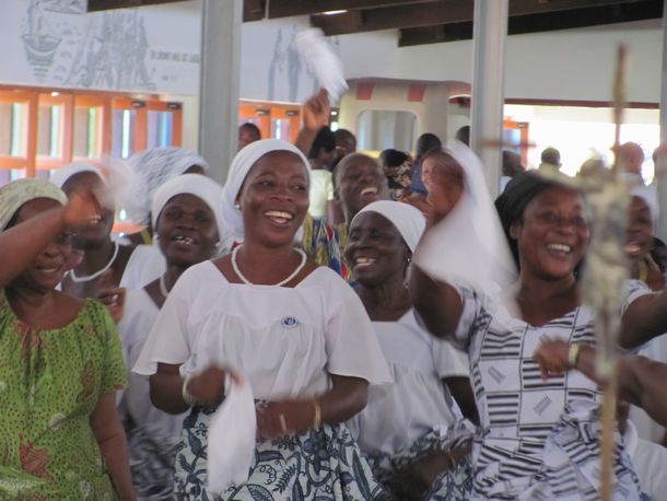 写真・図版 : 白ハンカチを振りダンスで喜びを表現するガーナの信徒、アクラ市内、2010年8月
