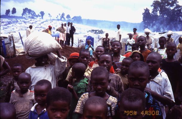 写真・図版 : ルワンダ難民キャンプで出会った子どもたち、旧ザイール・ブカブ市郊外、1995年4月30日
