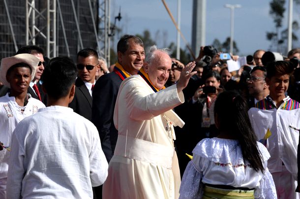 写真・図版 : エクアドルのキトで民族衣装姿の子どもたちに迎えられる教皇フランシスコ（中央）＝2015年7月5日