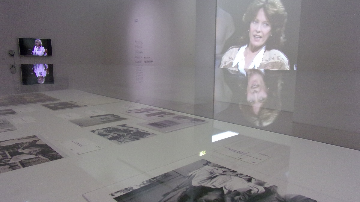 写真・図版 : LaMの展覧会はセイリグの足跡を写真や文書、映像資料で辿った=撮影・筆者