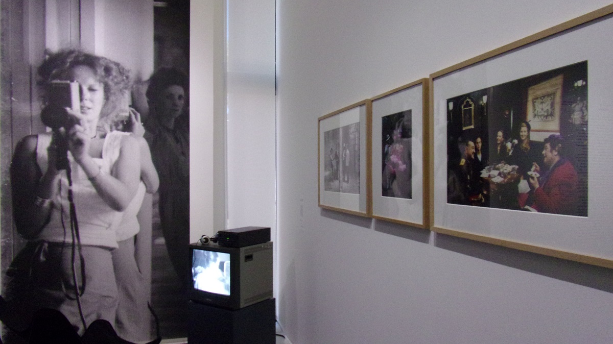 写真・図版 : セイリグはビデオカメラを手に入れ、自ら作品を制作した=LaMの展覧会で　撮影・筆者