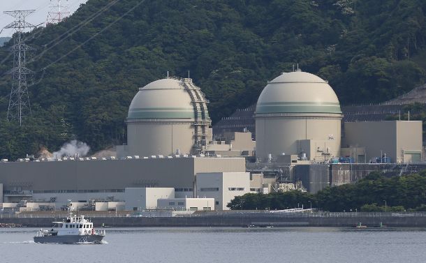 写真・図版 : 関西電力高浜原発３号機（左）。右は同４号機＝2017年6月6日、福井県高浜町
