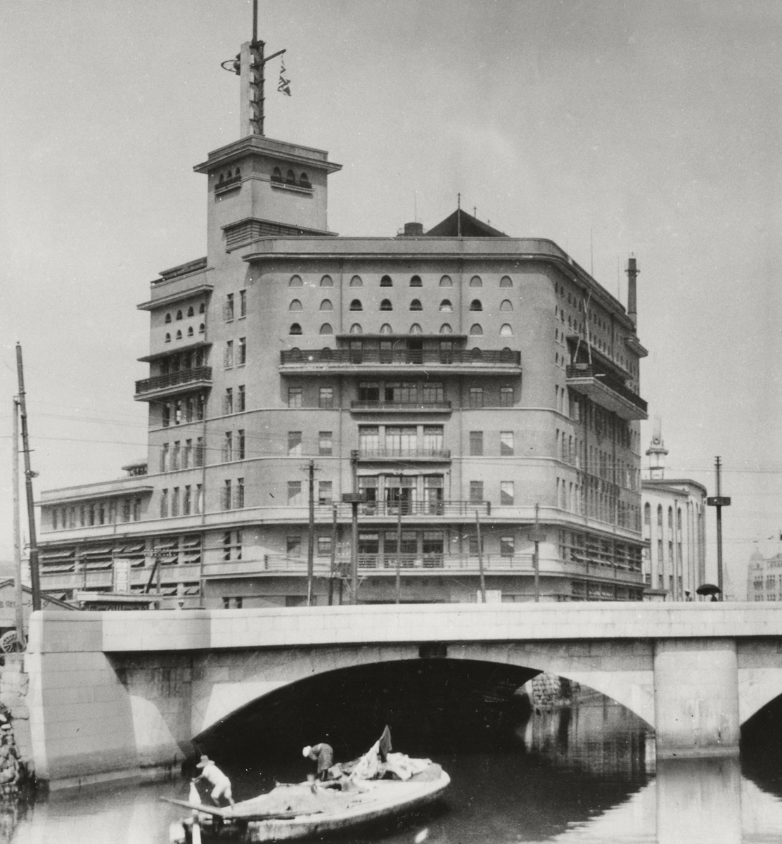 写真・図版 : 有楽町の東京朝日新聞社。移転翌年の1928年に数寄屋橋が完成した時の撮影